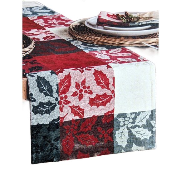 Bee & Willow Home Tablecloth Set 60 x 144 Napkins Runner Holly Theme NWT - Picture 4 of 6